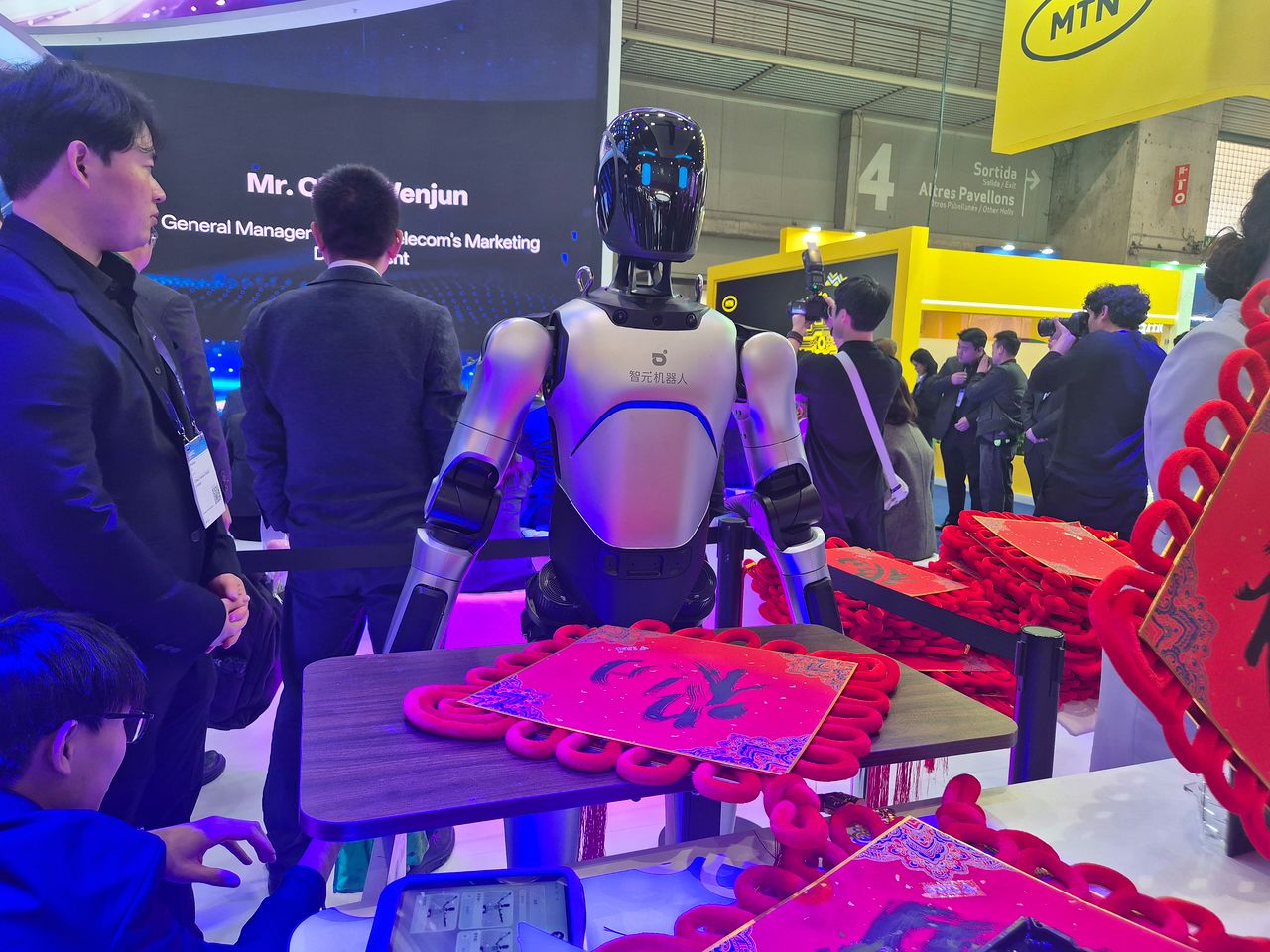 2일(현지시간) 'MWC 26' 전시장 내 중국 차이나모바일 부스에서 휴머노이드 로봇이 '복(福)' 자를 적어 나눠주고 있다. 사진 어환희 기자