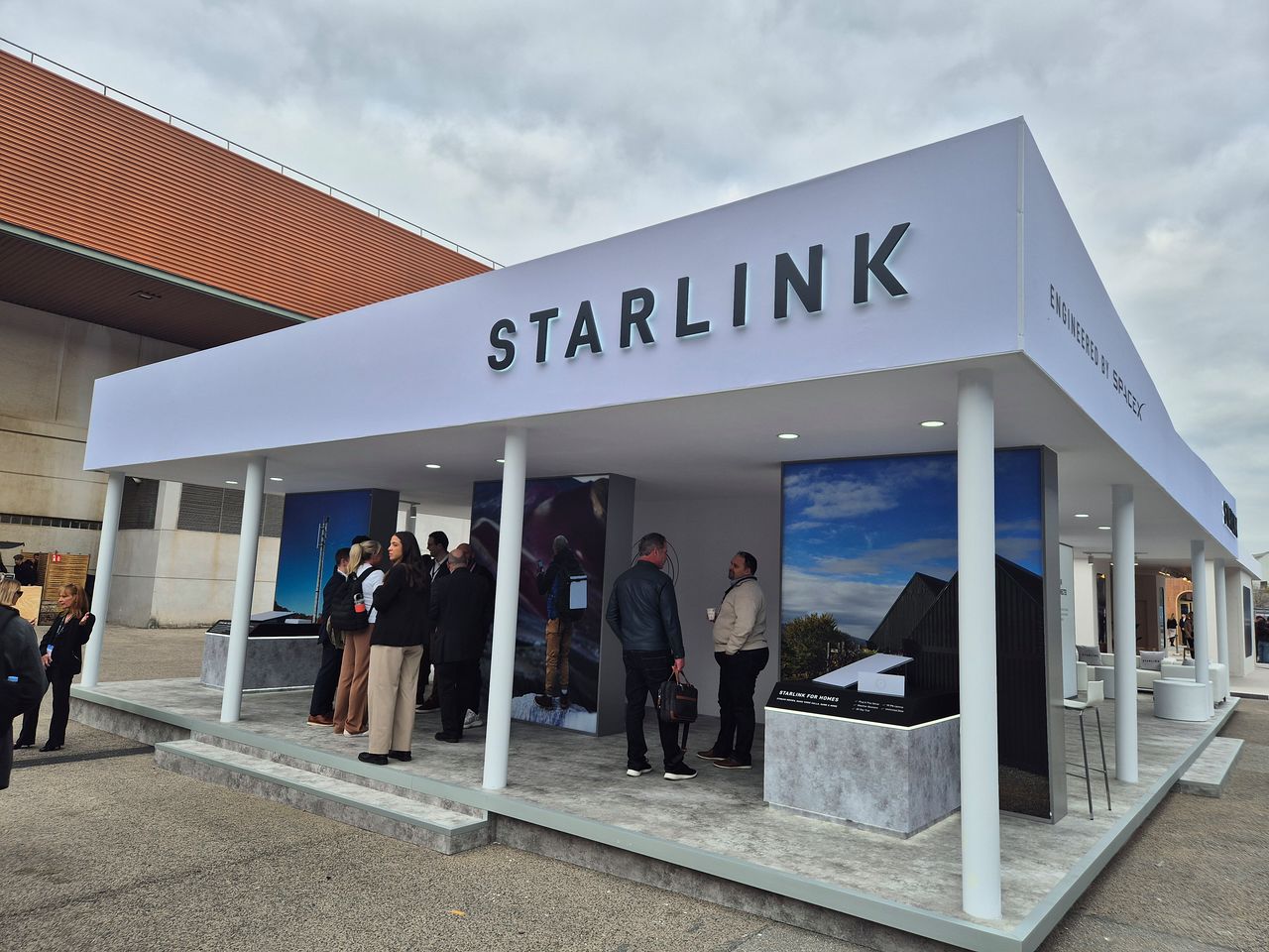 2일(현지시간) 스페인 바르셀로나 'MWC 26' 피라 그란 비아 전시장에 꾸려진 스타링크 부스. 이곳에선 위성을 통한 인터넷을 쓸 수 있다. 사진 어환희 기자