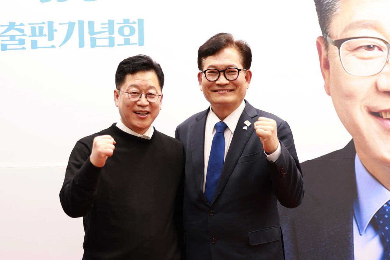송영길 전 민주당 대표가 2일 안호영 의원의 출판기념회에서 축사를 한 뒤 안 의원과 기념 사진을 찍고 있다. 안호영 의원실 제공