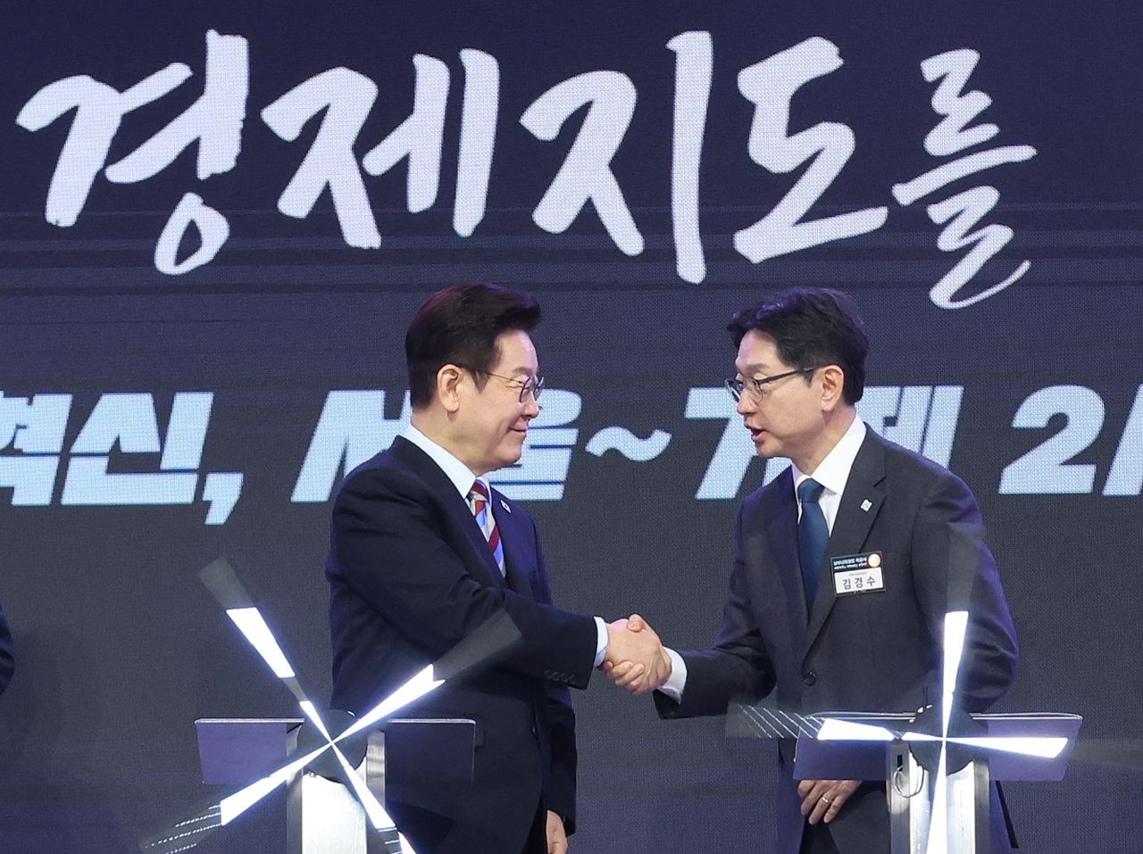 이재명 대통령이 지난달 6일 경남 거제시 견내량 인근에서 열린 남부내륙철도 착공식에서 김경수 지방시대위원장과 악수를 하고 있다. 뉴스1