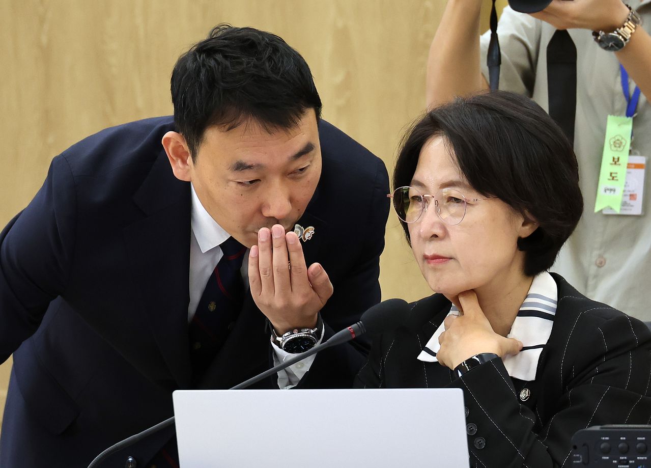 지난해 10월 서울 종로구 헌법재판소에서 열린 헌법재판소 등에 대한 법제사법위원회 국정감사에서 추미애 위원장이 더불어민주당 김용민 간사와 대화하고 있다. 연합뉴스