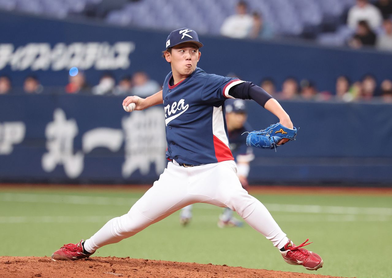 3일 일본 오사카 교세라돔에서 열린 월드베이스볼클래식(WBC) 평가전 한국 대표팀과 일본 프로야구 오릭스 버팔로스와의 경기.   9회말을 한국 예비투수 이시이 고키가 역투하고 있다. 연합뉴스