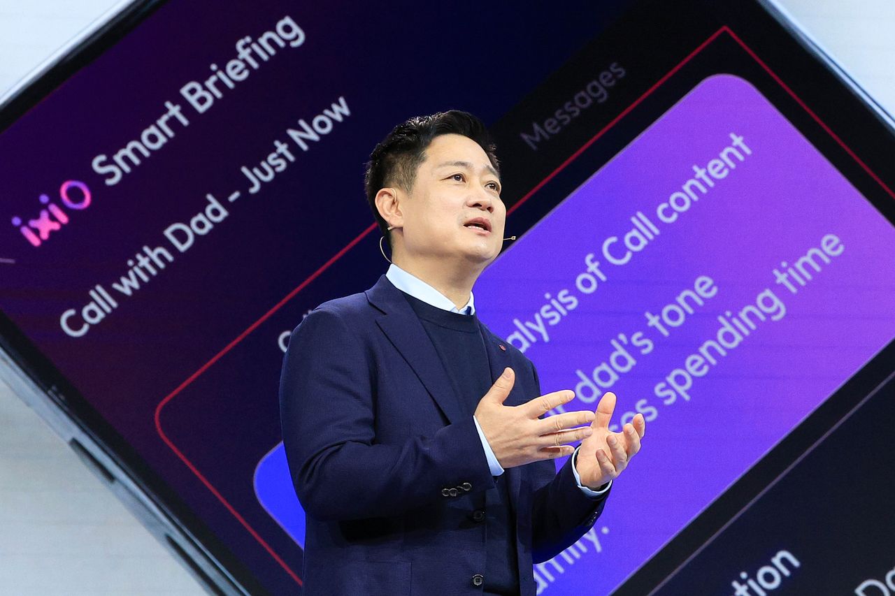 홍범식 LG유플러스 CEO가 2일(현지시간) 스페인 바르셀로나 피라 그란 비아 전시장에서 열린 세계 최대 이동통신 전시회 'MWC 26'에서 기조연설 하고 있다. 사진 공동취재단