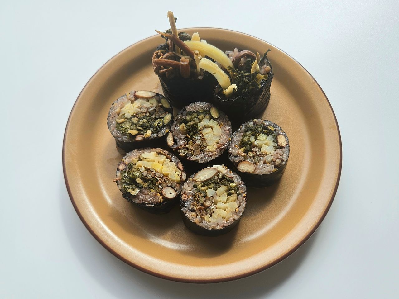 정월대보름이 되면 찾게 되는 나물로 만드는 오곡나물김밥. 사진 신혜원