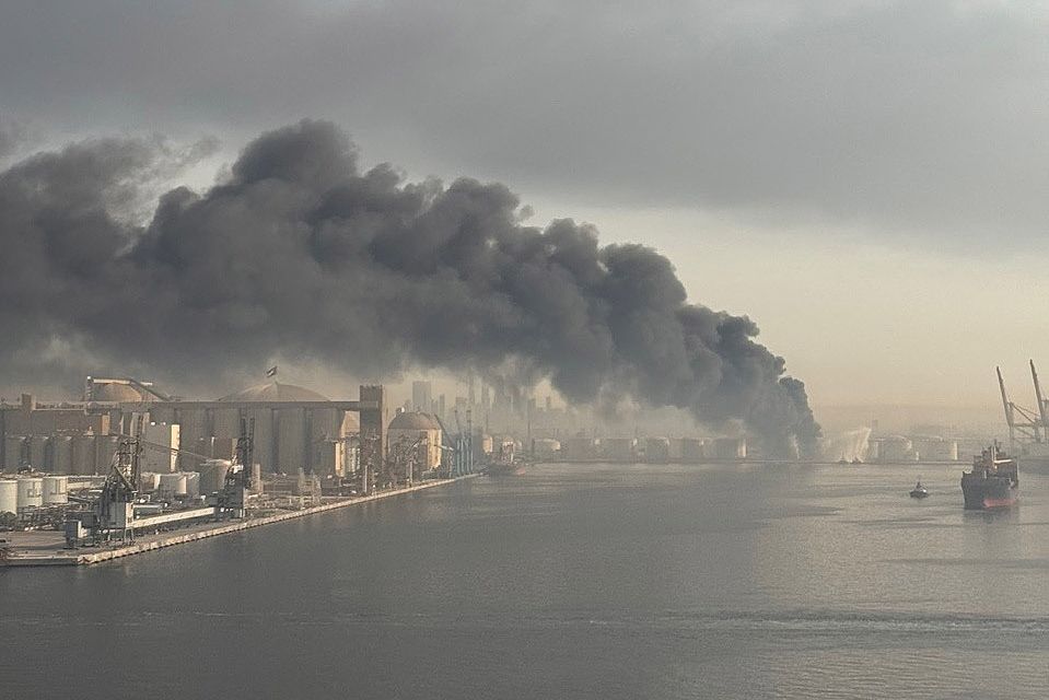 2일 우리 선원이 직접 촬영한 호르무즈해협 인접 아랍에미리트(UAE) 제벨알리항에서 연기가 피어오르고 있다. [사진 선원노련]