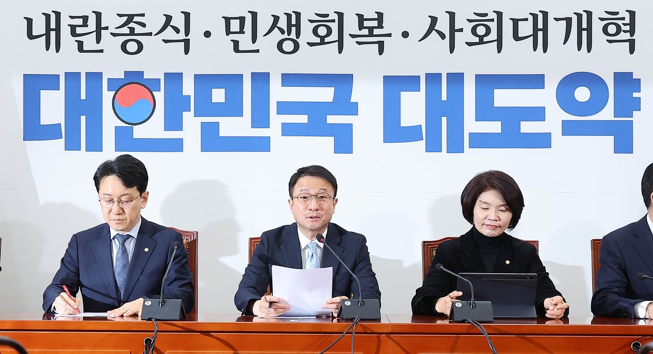 한병도 더불어민주당 원내대표(가운데)가 3일 국회에서 열린 원내대책회의에서 모두발언을 하고 있다. 임현동 기자