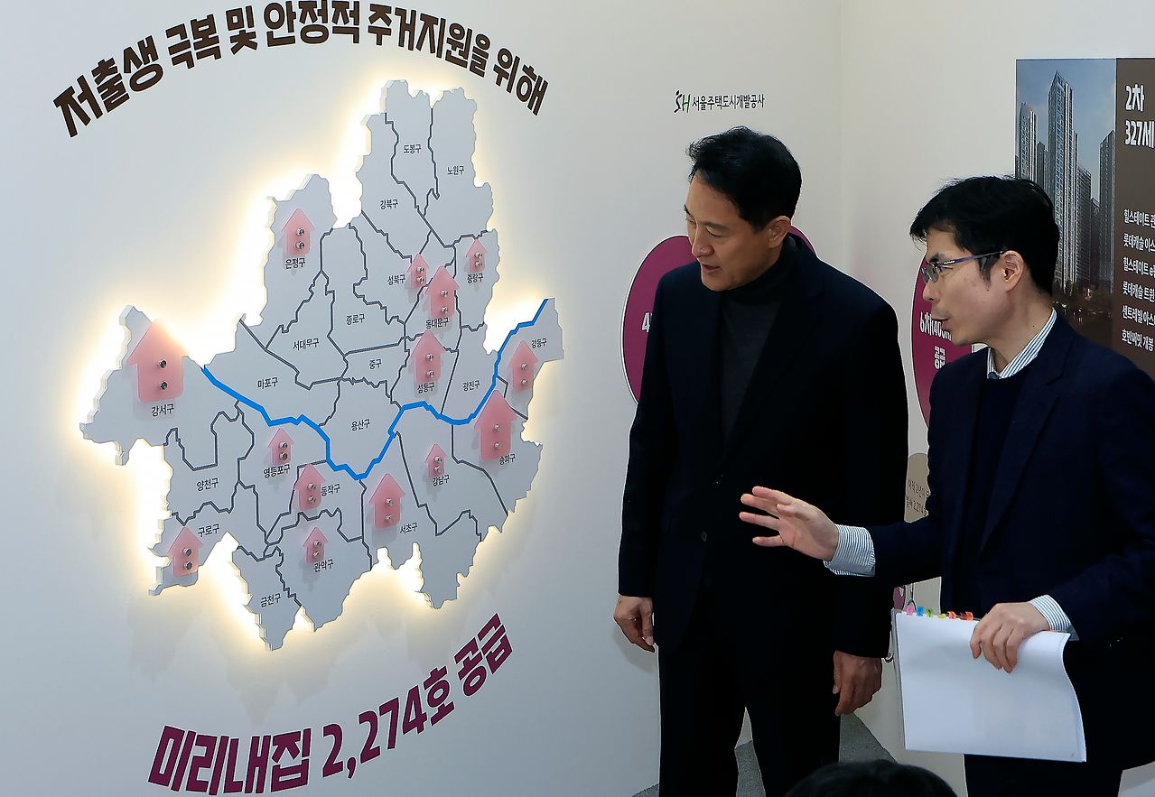 오세훈 서울시장이 서울시 중구 세종대로 서울도시건축전시관에서 열린 주택정책소통관 집들이 및 소통의 날 행사에서 미리내집 전시에 대한 설명을 듣고 있다. [뉴스1]