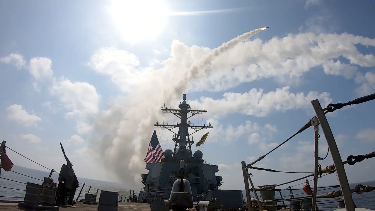 지난달 28일(현지시간) 이란 공습 작전이 개시된 이후 미 해군 함정에서 미사일이 발사되고 있다. AP=연합뉴스