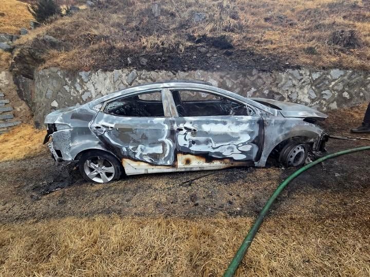 2일 오후 5시 5분쯤 충남 천안시 동남구 병천면 봉항리 풍산공원묘지 진입로에서 차량 화재가 발생해 전소했다. 사진 천안동남소방서