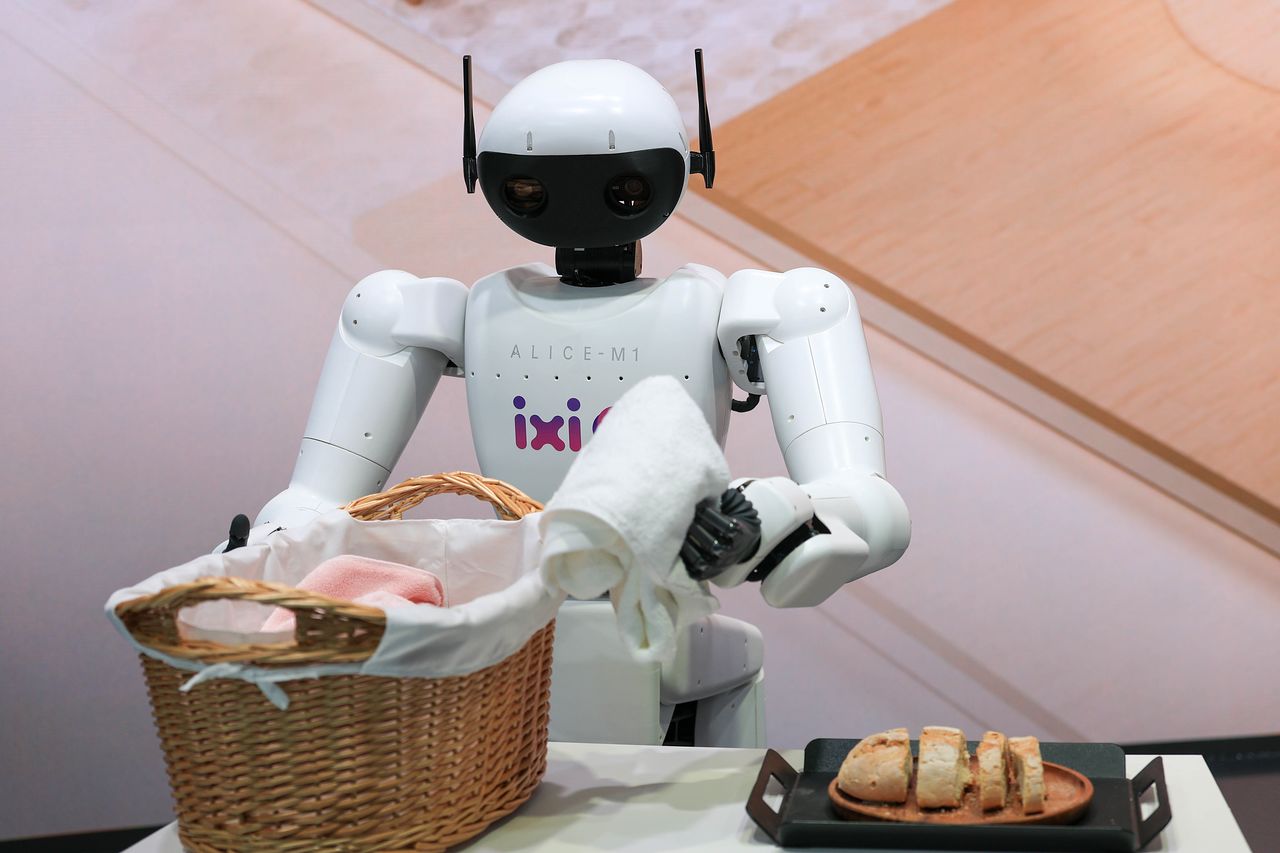 2일(현지시간) 'MWC 26' LG유플러스 부스에서 AI 에이전트 ‘익시오’가 그린 미래를 시연하는 로봇이 빨래를 바구니에 넣고 있다. 뉴스1