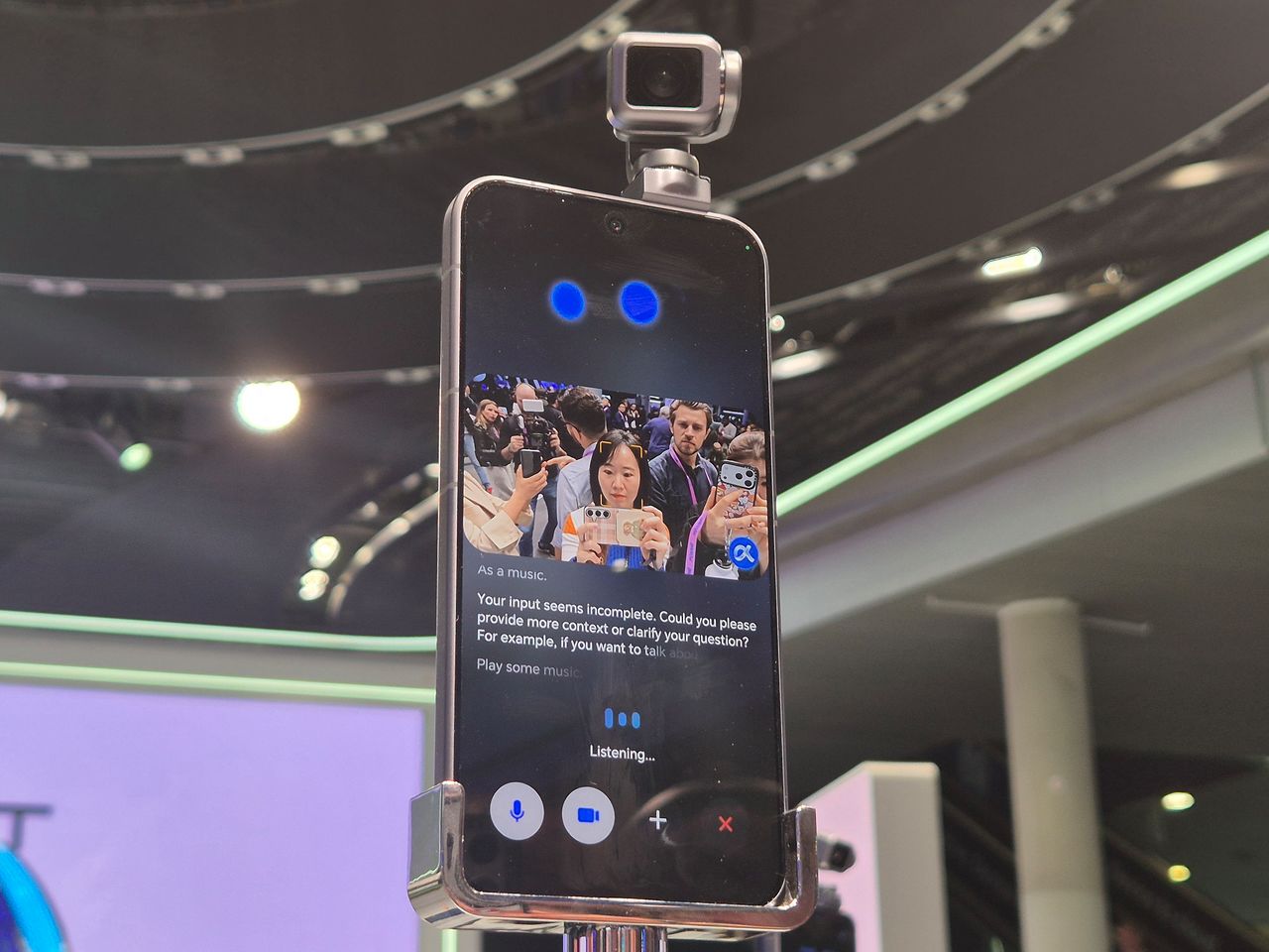 2일(현지시간) 스페인 바르셀로나에서 열린 'MWC 26'에 중국 스마트폰 업체 아너의 짐벌 카메라가 장착된 '로봇폰'이 전시돼 있다. 카메라는 사각형으로 표시한 피사체의 움직임에 맞춰 움직인다. 사진 어환희 기자