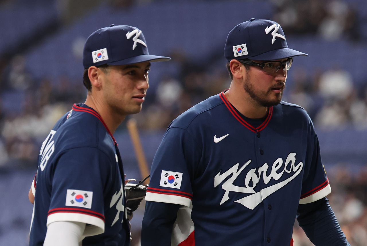 오릭스전에서 동반 활약한 위트컴(왼쪽)과 더닝. 연합뉴스