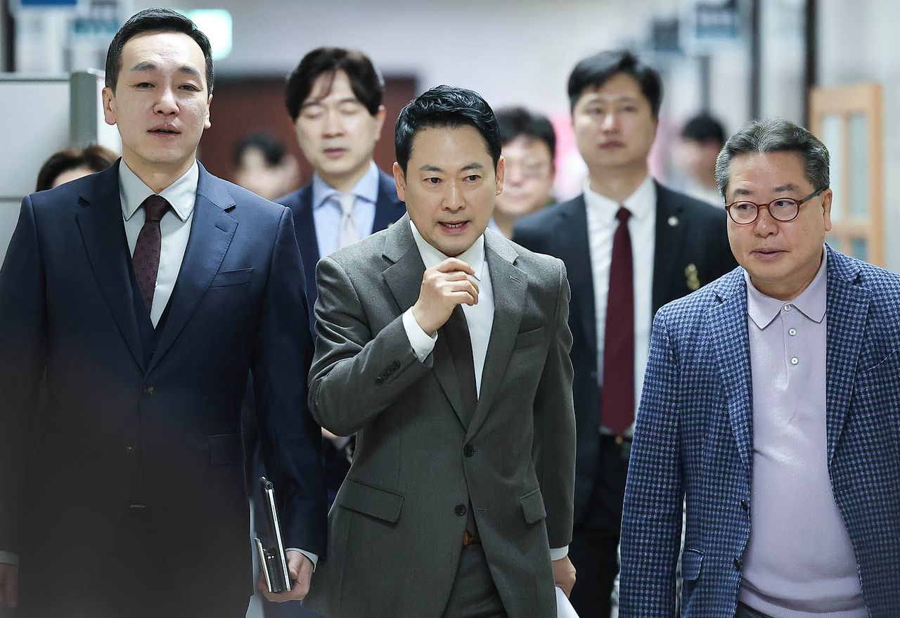 장동혁 국민의힘 대표(가운데)가 2일 오전 국회에서 열린 최고위원회의에 참석하고 있다. 임현동 기자