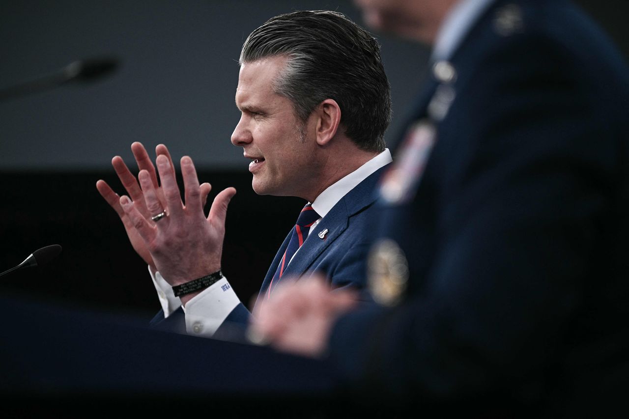 피트 헤그세스 미 전쟁부(국방부) 장관이 2일(현지시간) 워싱턴 펜타곤에서 이란에 대한 공습 작전에 대해 직접 브리핑하고 있다. AFP=연합뉴스