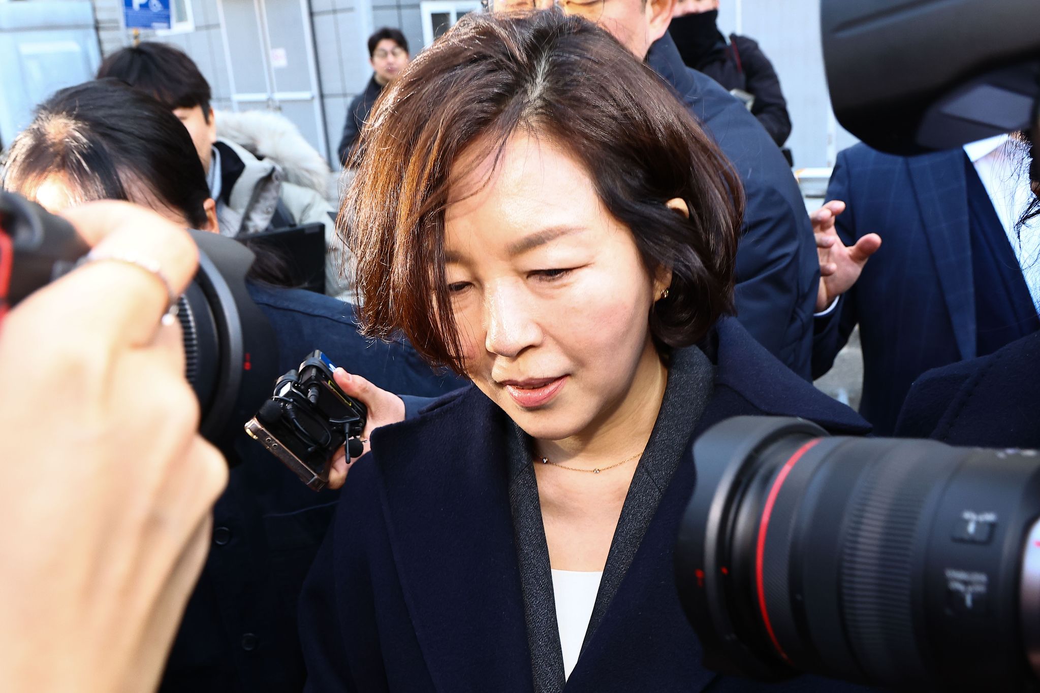 '1억 공천헌금' 의혹을 받는 김경 전 서울시 의원이 3일 서울중앙지방법원에서 열린 구속 전 피의자 심문(영장실질심사)을 마친 뒤 법정을 나서고 있다. 김종호 기자