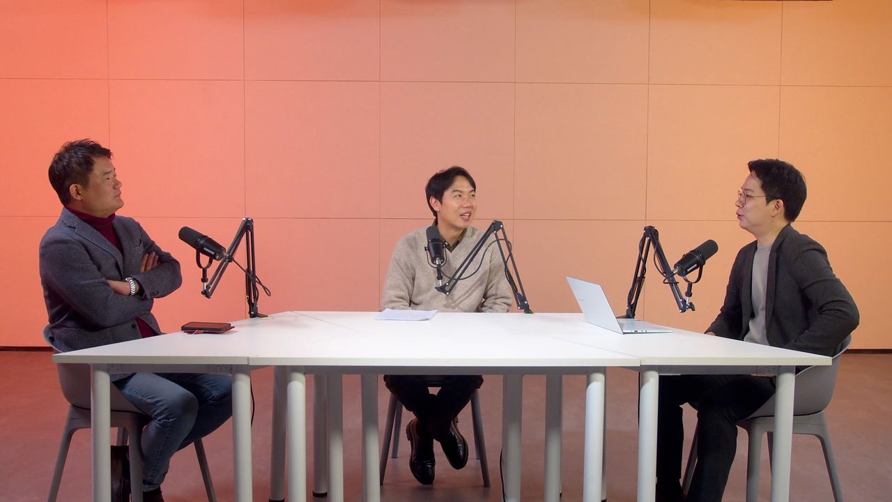 26일 첫 방송을 시작하는 정치 라이브 토크쇼 '황현희의 불편한 여의도'. ‘경제 공부하는 개그맨’ 황현희씨가 진행을 맡고 중앙일보 논설위원과 정치부 기자들이 고정 패널로 출연한다. 정수경 PD