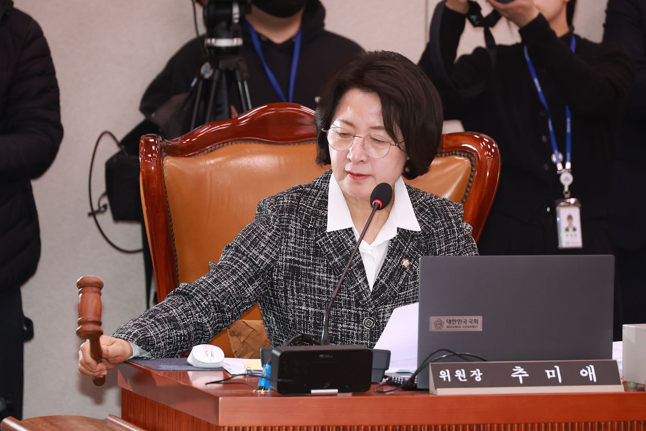 추미애 국회 법사위원장이 23일 서울 여의도 국회에서 열린 법제사법위원회 전체회의를 주재하고 있다. 뉴시스