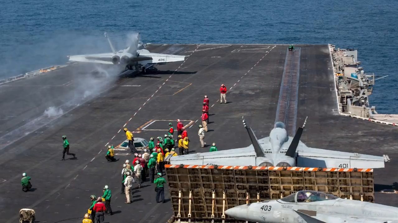 지난달 28일(현지시간) 미군이 항공모함에서 이란에 대한 '장대한 분노' 작전을 수행하는 모습. 사진 미 중부사령부