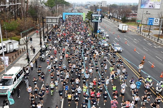 2025년 4월 6일 오전 고양종합운동장에서 열린 ‘2025 고양특례시 JTBC 하프마라톤’에서 참가자들이 출발하고 있다. 김종호 기자