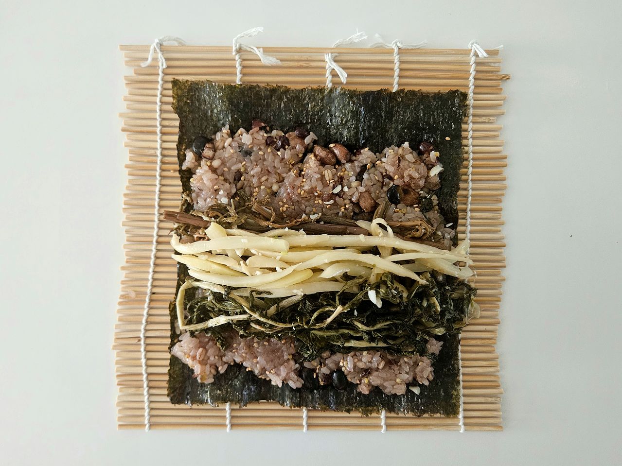 나물엔 수분이 남아있지 않도록 물기를 충분히 짜고 볶을 때도 수분을 완전히 날려주는 게 좋다. 사진 신혜원