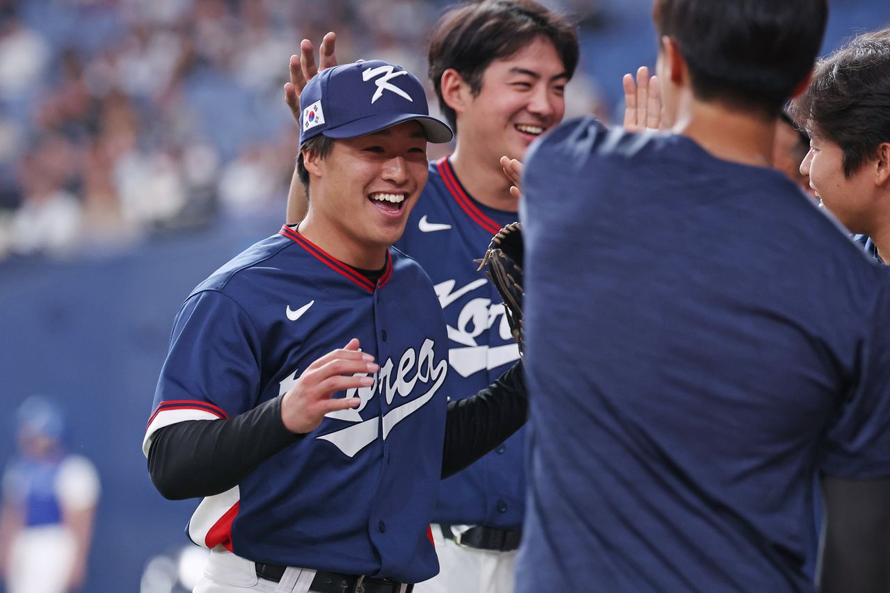 3일 일본 오사카 교세라돔에서 열린 월드베이스볼클래식(WBC) 평가전 한국 대표팀과 일본 프로야구 오릭스 버팔로스와의 경기.   8회말을 무실점으로 마친 한국 예비투수 고바야시 다쓰토가 동료들의 환대를 받고 있다.   일본 독립리그 출신인 고바야시는 한국팀과 평가전까지 동행하며 예비 투수로 자리했다. 연합뉴스