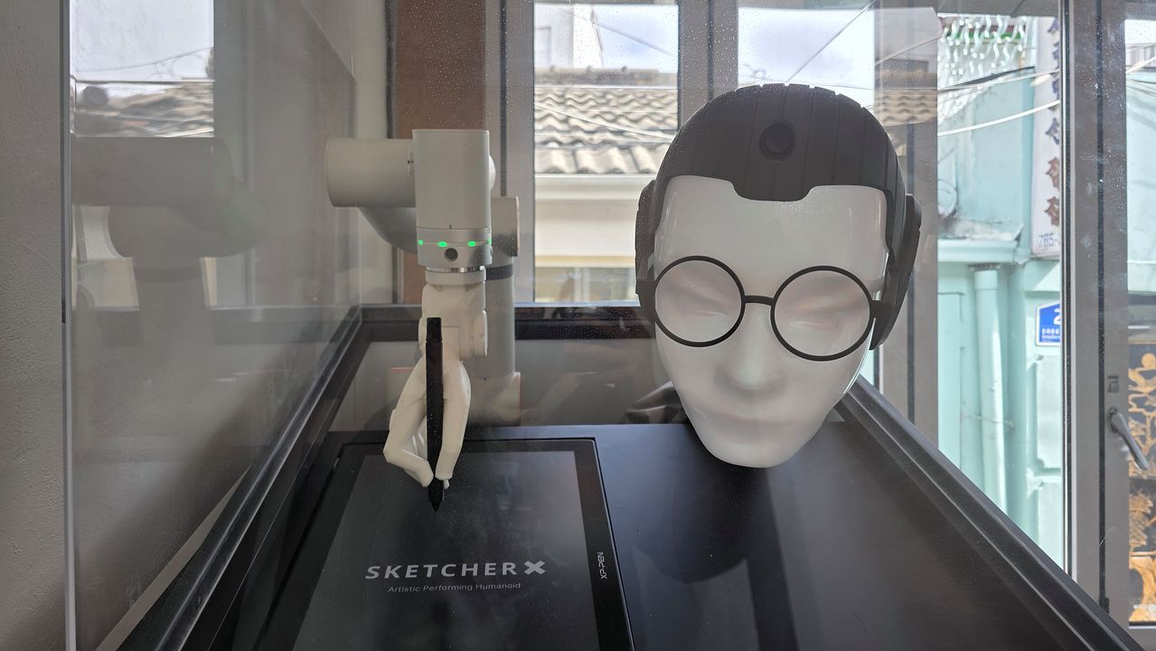 'AI 관상가' 단군이 관상을 보고 있는 모습. 김창용 기자