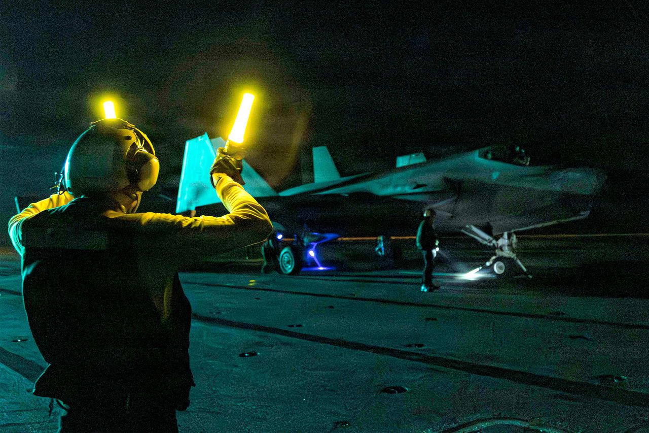 미 중부사령부가 공개한 사진 속에서 이란에 대한 공습에 참여한 니미츠급 항공모함 에이브러햄 링컨의 갑판에서 F-35C 전투기가 발진하는 모습이 확인된다. AFP=연합뉴스