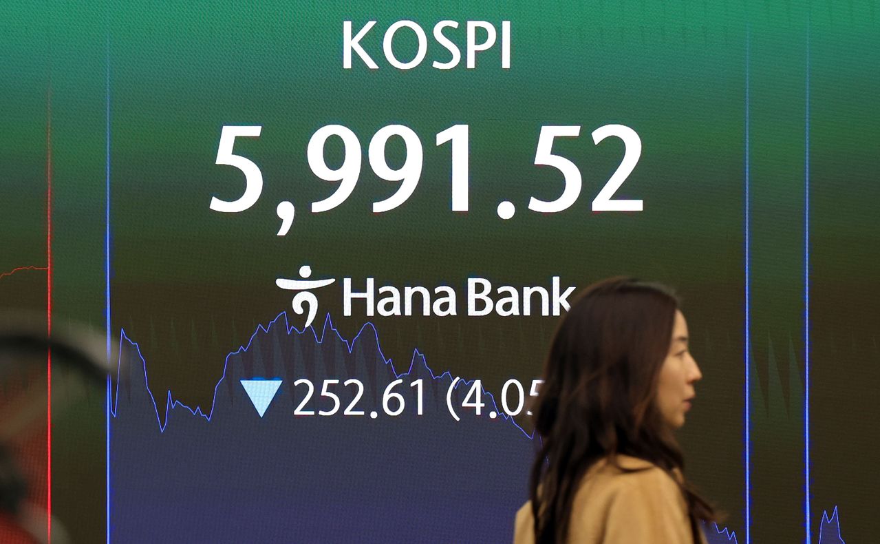 미국의 이란 공습의 여파로 3일 연휴를 마치고 개장한 코스피가 12시를 앞두고 장중한때 6000선이 무너진채 거래를 이어가고 있다. 원달러 완율은 1460원 선에서 거래되고 있다. 강정현 기자