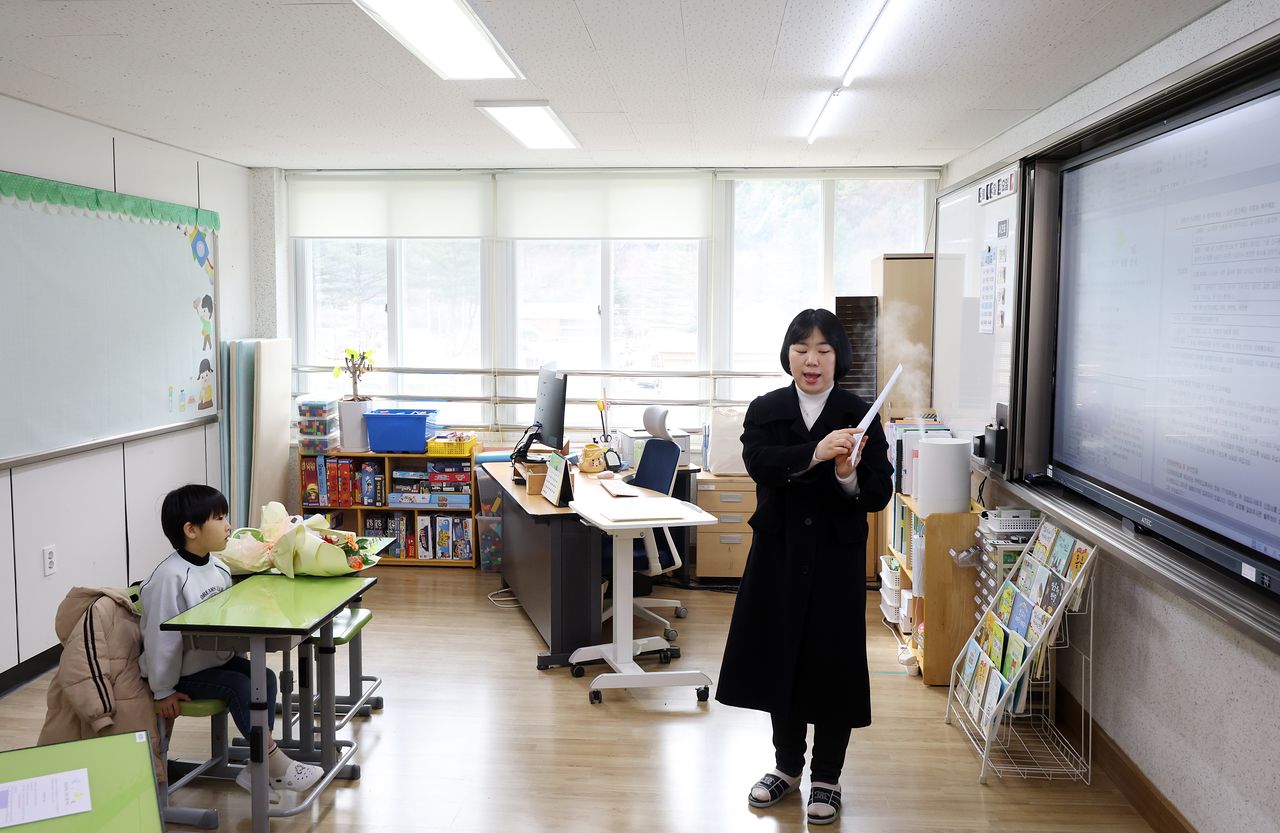 3일 강원 평창군의 한 초등학교에서 신입생 강모(7)군이 담임 교사로부터 1학년 생활을 안내받고 있다.   이 학교를 비롯해 강원도 내 초등학교 21곳은 이날 신입생이 1명인 '나 홀로 입학식'을 열었다. 20곳은 신입생이 1명도 없어 입학식을 열지 못했다. 연합뉴스