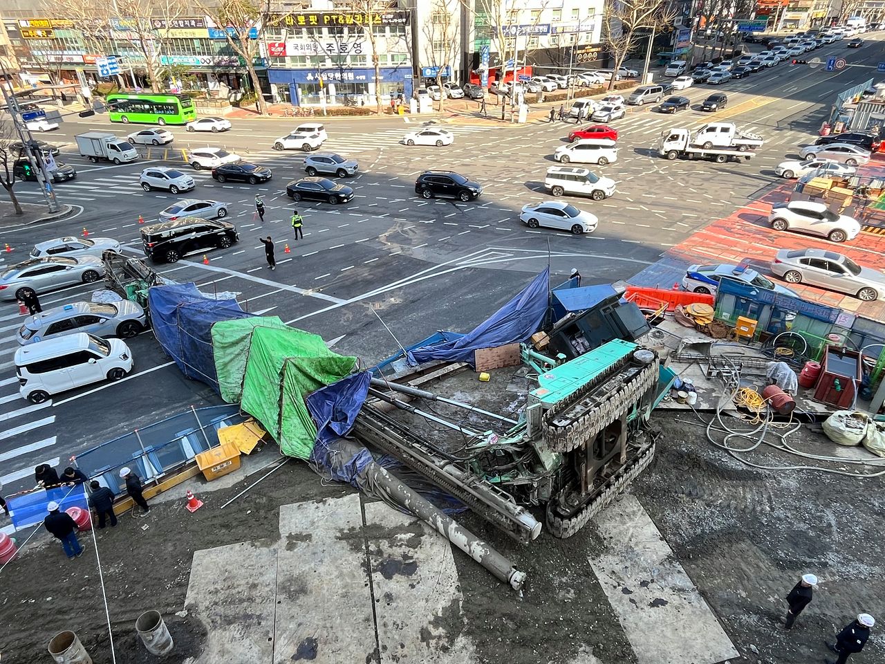 4일 오전 9시7분쯤 대구 수성구 만촌네거리 공사 현장에서 천공기가 전도돼 쓰러진 천공기가 지나가던 택시와 접촉하면서 운전자 등 3명이 부상을 입었다. 뉴스1