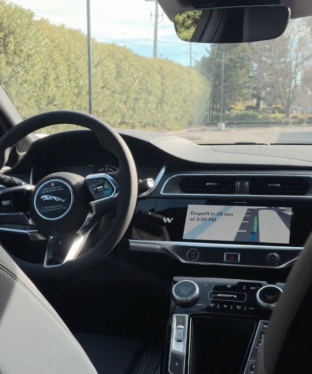 지난달 26일(현지시간) 미국 캘리포니아주 산타클라라에서 약 30분간 웨이모를 직접 타봤다. 앱으로 호출한지 6분 만에 도착한 웨이모는 뒷좌석 화면의 'Start Ride' 버튼을 누르자 곧장 운행을 시작했다. 이영근 기자