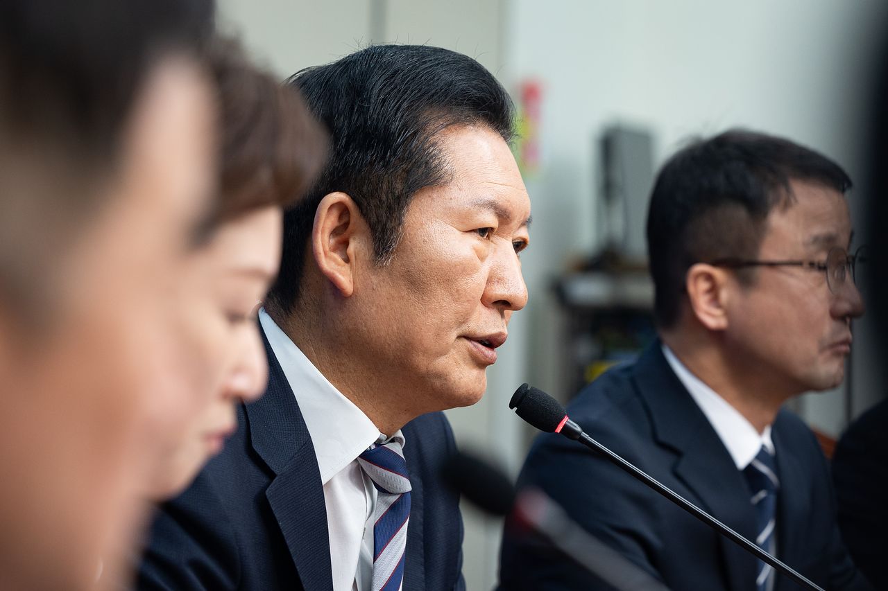 정청래 더불어민주당 대표가 4일 서울 여의도 국회에서 열린 최고위원회의에서 모두 발언을 하고 있다. 뉴스1