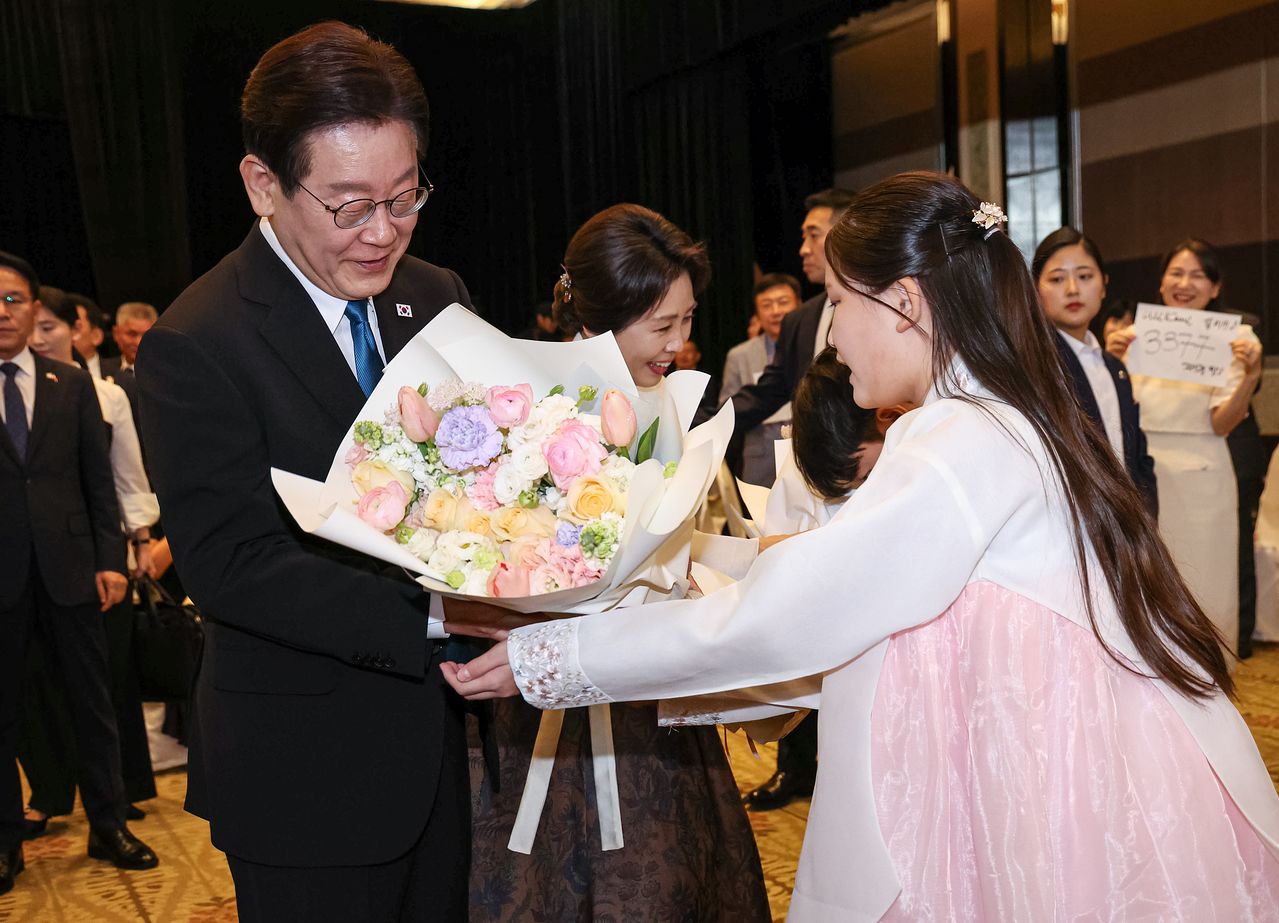 필리핀을 국빈 방문한 이재명 대통령과 김혜경 여사가 4일(현지시간) 필리핀 마닐라 한 호텔에서 열린 동포 오찬 간담회에서 화동들에게 꽃다발을 전달 받고 있다. 뉴스1