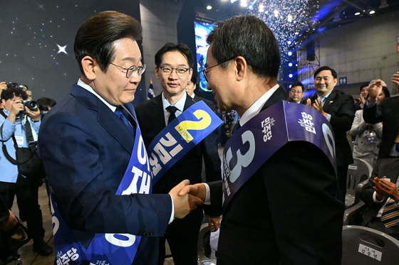 국회풀) 이재명 더불어민주당 대통령 후보가 지난해 4월 27일 경기 고양시 킨텍스에서 열린 수도권·강원·제주 합동연설회에서 후보를 확정한 김동연 경선후보와 악수하고 있다. 임현동 기자. 