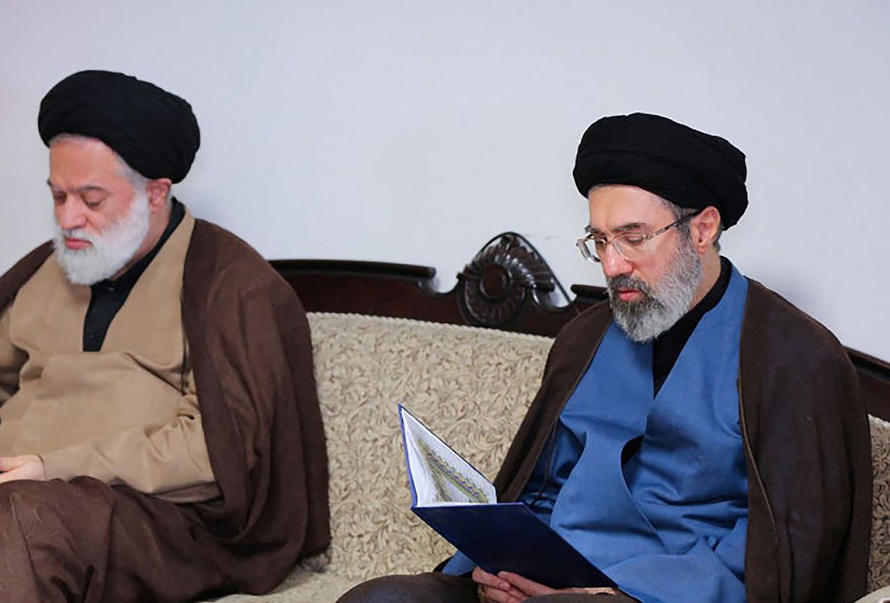 이란 전문가회의가 아야톨라 알리 하메네이 이란 최고지도자의 둘째 아들 모즈타바 하메네이(오른쪽)를 차기 지도자로 선출했다고 이란 인터내셔널이 3일(현지시간) 보도했다. 사진은 모즈타바 하메네이가 지난 2024년 10월 1일 이란 테헤란에 있는 헤즈볼라 사무실을 방문한 모습. 로이터=연합뉴스