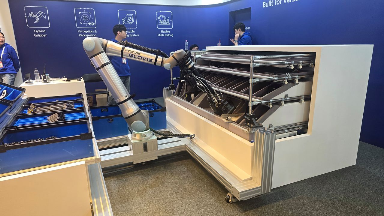 현대글로비스는 사람의 손 역할을 하는 로봇 그리퍼를 흡착식과 집는식으로 동시에 운용할 수 있는 '하이브리드 그리퍼'로 개발했다. 사진은 하이브리드 그리퍼가 적용된 원키트 자동 피킹 로봇의 모습. 이수정 기자