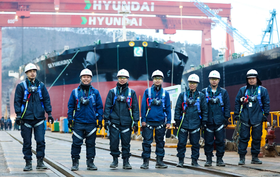 전남 영암군 삼호읍에 위치한 현대조선소에서 이주노동자들이 출근하고 있다. 영암=장정필 객원기자