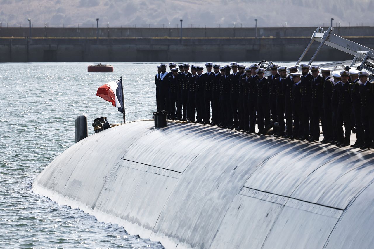 프랑스 해군 장병들이 지난 2일 프랑스 크로종에 위치한 일롱그 핵잠수함 기지에서 에마뉘엘 마크롱 프랑스 대통령의 도착을 기다리며 도열해 있다. 로이터=연합뉴스