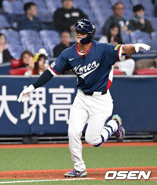 [OSEN=오사카(일본), 손용호 기자] 3일 일본 오사카 교세라돔에서 월드베이스볼클래식(WBC) 공식 연습 경기 한국 야구 대표팀과 오릭스 버팔로스의 경기가 열렸다. 2회초 2사 1,3루에서 한국 김도영이 스리런 홈런을 치고 환호하고 있다. 2026.03.03 /spjj@osen.co.kr