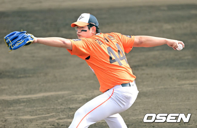 [OSEN=오키나와(일본), 최규한 기자] 프로야구 한화 이글스가 22일 일본 오키나와 이토만 니시자키 야구장에서 일본 프로야구 지바롯데와 연습경기를 가진다.한화는 이번 2차 오키나와 캠프에서 총 9차례 연습경기를통해 전력을 가다듬을 예정이다.7회말 마운드에 오른 한화 투수 김서현이 힘차게 공을 뿌리고 있다. 2026.02.22 / dreamer@osen.co.kr