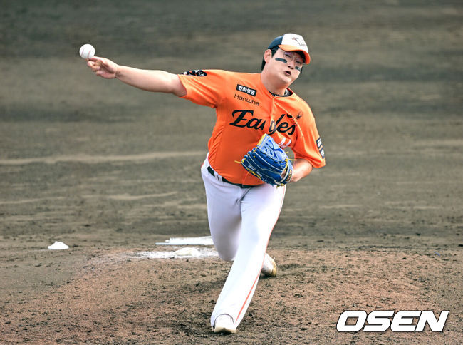 [OSEN=오키나와(일본), 최규한 기자] 프로야구 한화 이글스가 22일 일본 오키나와 이토만 니시자키 야구장에서 일본 프로야구 지바롯데와 연습경기를 가진다.한화는 이번 2차 오키나와 캠프에서 총 9차례 연습경기를통해 전력을 가다듬을 예정이다.7회말 마운드에 오른 한화 김서현이 힘차게 공을 뿌리고 있다. 2026.02.22 / dreamer@osen.co.kr