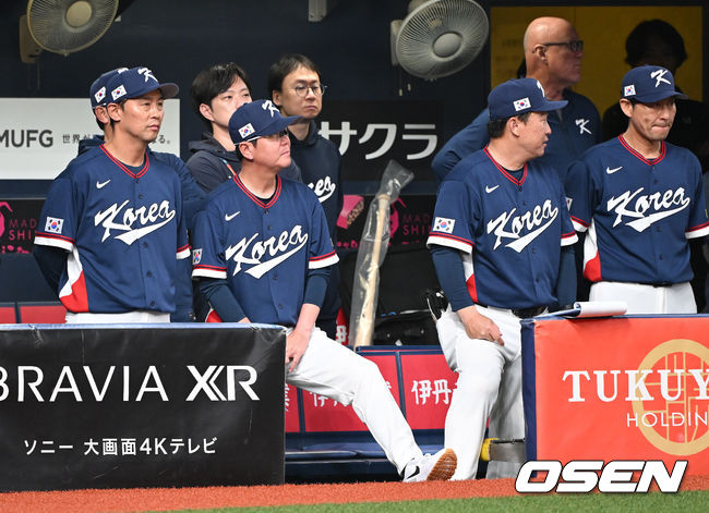 [OSEN=오사카(일본), 손용호 기자] 류지현 감독이 이끄는 한국 WBC 대표팀은 3일 일본 오사카 교세라돔에서 열린 오릭스 버팔로스와의 2026 WBC 공식 평가전에서 8-5로 승리를 거뒀다. 이로써 한국은 전날(2일) 한신 타이거스전 3-3 무승부, 이날 오릭스전 승리로 공식 평가전 1승1무를 기록한 채 결전의 장소인 일본 도쿄돔으로 이동하게 된다. 한국 류지현 감독을 비롯한 코치진이 경기를 바라보고 있다. 2026.03.03 /spjj@osen.co.kr