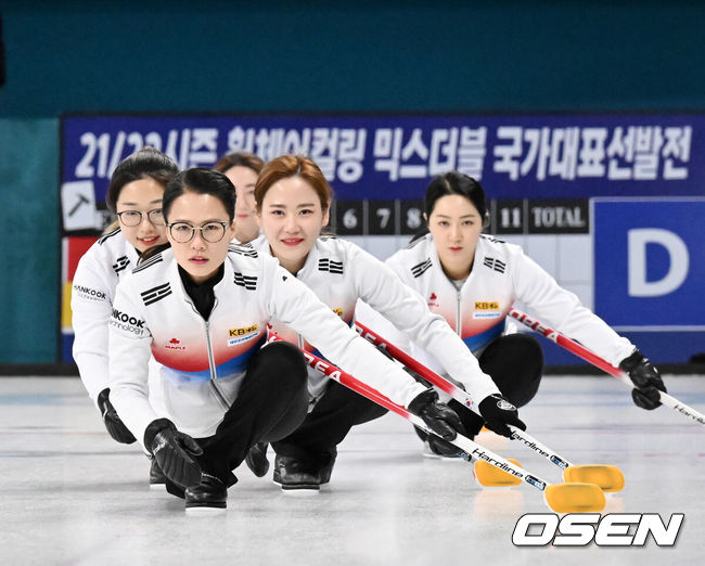 [OSEN=강릉, 민경훈 기자] 21일 강원도 강릉시 강릉컬링센터에서 컬링 미디어데이 및 2022 베이징 동계올림픽 출정식이 진행됐다. 여자 컬링 국가대표팀 '팀 킴'(김선영, 김영미, 김은정, 김초희, 김경애)이 포토타임을 갖고 있다.2022.01.21 / rumi@osen.co.kr