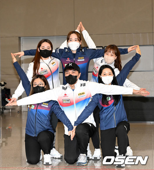 [OSEN=인천공항, 최규한 기자] 대한민국 여자 컬링 대표팀이 캐나다에서 열린 ‘2022여자컬링 세계선수권대회’에서 준우승을 차지한 뒤 30일 오후 인천공항을 통해 귀국했다.컬링 대표팀 ‘팀킴’은 세계선수권 결승전에서 스위스를 상대로 6-7로 석패, 준우승을 거둬 한국 컬링 첫 세계선수권 메달을 거머쥐었다.컬링 대표팀 임명섭 감독과 선수들이 귀국해 포즈를 취하고 있다. 2022.03.30 / dreamer@osen.co.kr