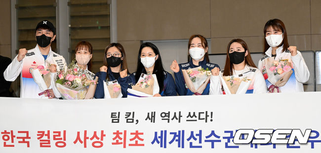 [OSEN=인천공항, 최규한 기자] 대한민국 여자 컬링 대표팀이 캐나다에서 열린 ‘2022여자컬링 세계선수권대회’에서 준우승을 차지한 뒤 30일 오후 인천공항을 통해 귀국했다.컬링 대표팀 ‘팀킴’은 세계선수권 결승전에서 스위스를 상대로 6-7로 석패, 준우승을 거둬 한국 컬링 첫 세계선수권 메달을 거머쥐었다.컬링 대표팀 임명섭 감독과 선수들이 귀국해 포즈를 취하고 있다. 2022.03.30 / dreamer@osen.co.kr