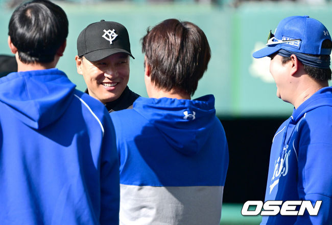 [OSEN=오키나와(일본), 최규한 기자] 프로야구 삼성 라이온즈가 28일 일본 오키나와 나하 셀룰러 스타디움에서 일본프로야구 요미우리 자이언츠와 연습경기를 펼쳤다.삼성은 요미우리를 상대로 최원태를 선발로 내세운다.이승엽 요미우리 타격코치가 삼성 강민호, 임기영과, 장승현과 인사를 나누고 있다. 2026.02.28 / dreamer@osen.co.kr