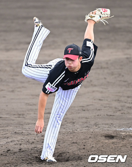 [OSEN=오키나와(일본), 최규한 기자] 1일 일본 오키나와 구시가와 야구장에서 프로야구 KT 위즈와 LG 트윈스의 연습경기가 열렸다.이날 경기에서 KT는 오원석, LG는 요니 치리노스를 선발로 내세웠다.9회말 마운드에 오른 LG 투수 김영우가 힘차게 공을 뿌리고 있다. 2026.03.01 / dreamer@osen.co.kr
