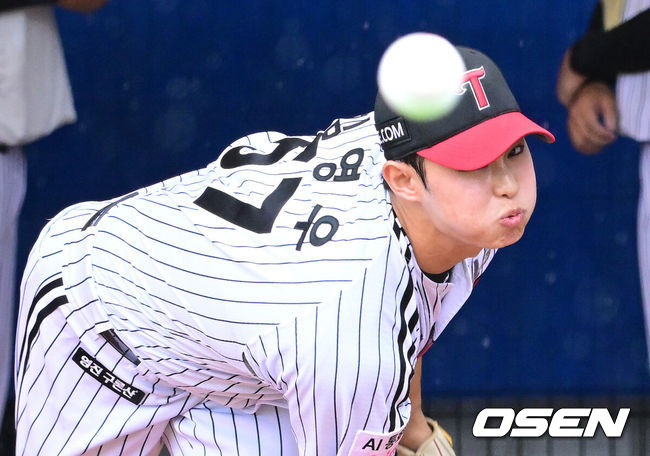 [OSEN=오키나와(일본), 최규한 기자] 프로야구 LG 트윈스가 27일 일본 오키나와 가데나 야구장에서 스프링캠프 훈련을 펼쳤다.미국 애리조나에서 1차 스프링캠프를 마친 LG는 25일 오키나와에 입성해 26일부터 본격적으로 2차 캠프를 시작했다.LG 김영우가 불펜 피칭을 펼치고 있다. 2026.02.27 / dreamer@osen.co.kr