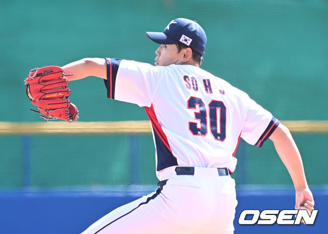 [OSEN=오키나와(일본), 최규한 기자] 2026 WBC(월드베이스볼클래식)를 준비하는 대한민국 야구 대표팀이 26일 일본 오키나와 가데나 야구장에서 프로야구 삼성 라이온즈와 연습경기를 펼쳤다. 야구 대표팀은 오키나와에서 국내 팀들과 6차례 연습경기를 치르며 전력을 끌어올릴 예정이다.1회초 대표팀 선발 소형준이 힘차게 공을 뿌리고 있다. 2026.02.26 / dreamer@osen.co.kr