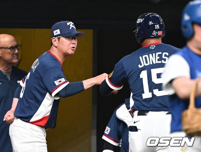 [OSEN=오사카(일본), 손용호 기자] 3일 일본 오사카 교세라돔에서 월드베이스볼클래식(WBC) 공식 연습 경기 한국 야구 대표팀과 오릭스 버팔로스의 경기가 열렸다.우리 대표팀은 연습 경기 2차전을 치른 뒤 5일 일본 도쿄돔에서 체코와 WBC 조별리그 1차전에서 격돌한다.4회초 공격을 마친 한국 류지현 감독이 안타를 기록한 저마이 존스와 하이파이브를 하고 있다. 2026.03.03 /spjj@osen.co.kr